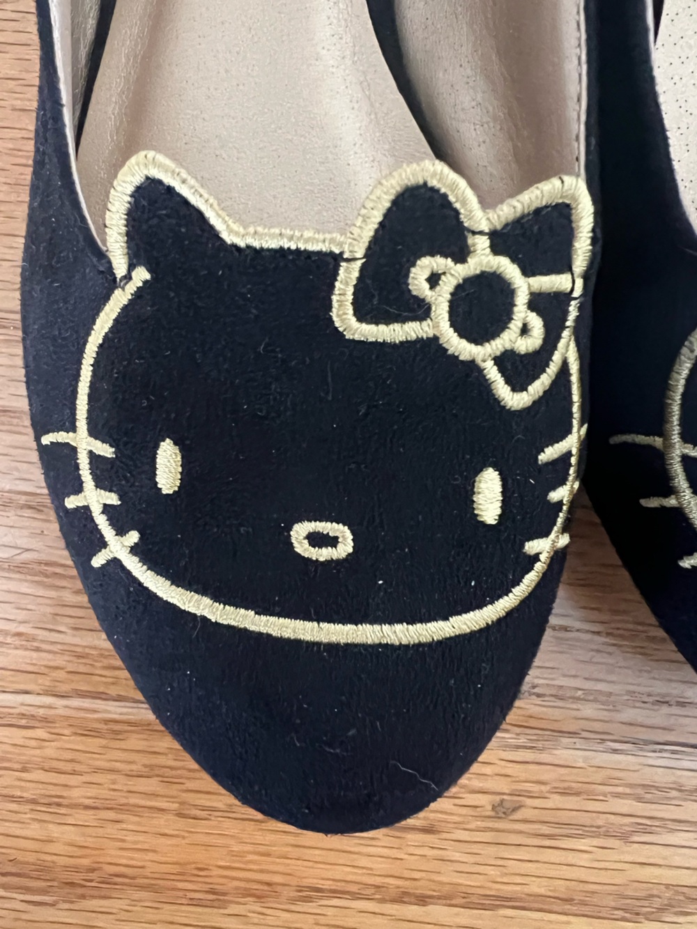 ModCloth x Hello Kitty Amble Companion Flats Black Gold Embroidered Size 8 - Picture 2 of 5